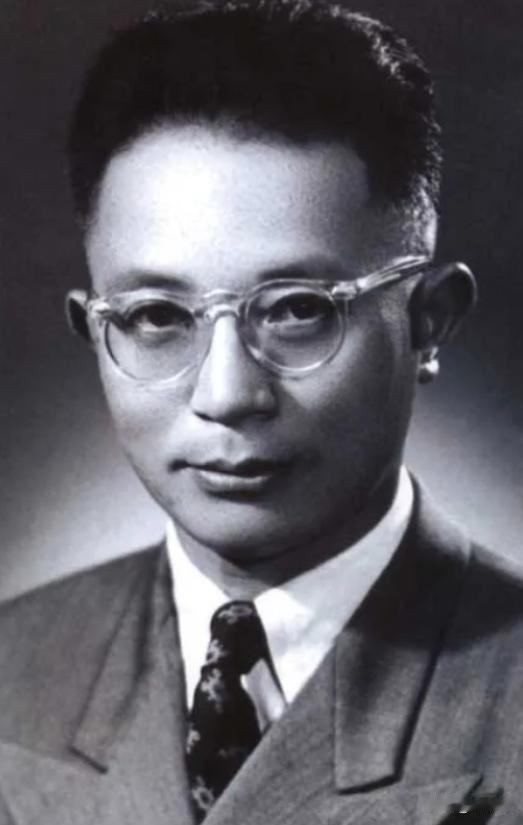 很多人从小都会唱一句歌词：“五星红旗迎风飘扬，胜利歌声多么响亮”。这首被国人誉为