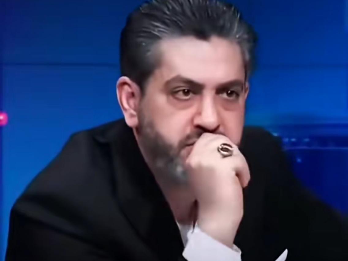 他在接受主持人采访时，已经无法控制自己的情绪！一连串的质问，揭露了美国的无耻！揭