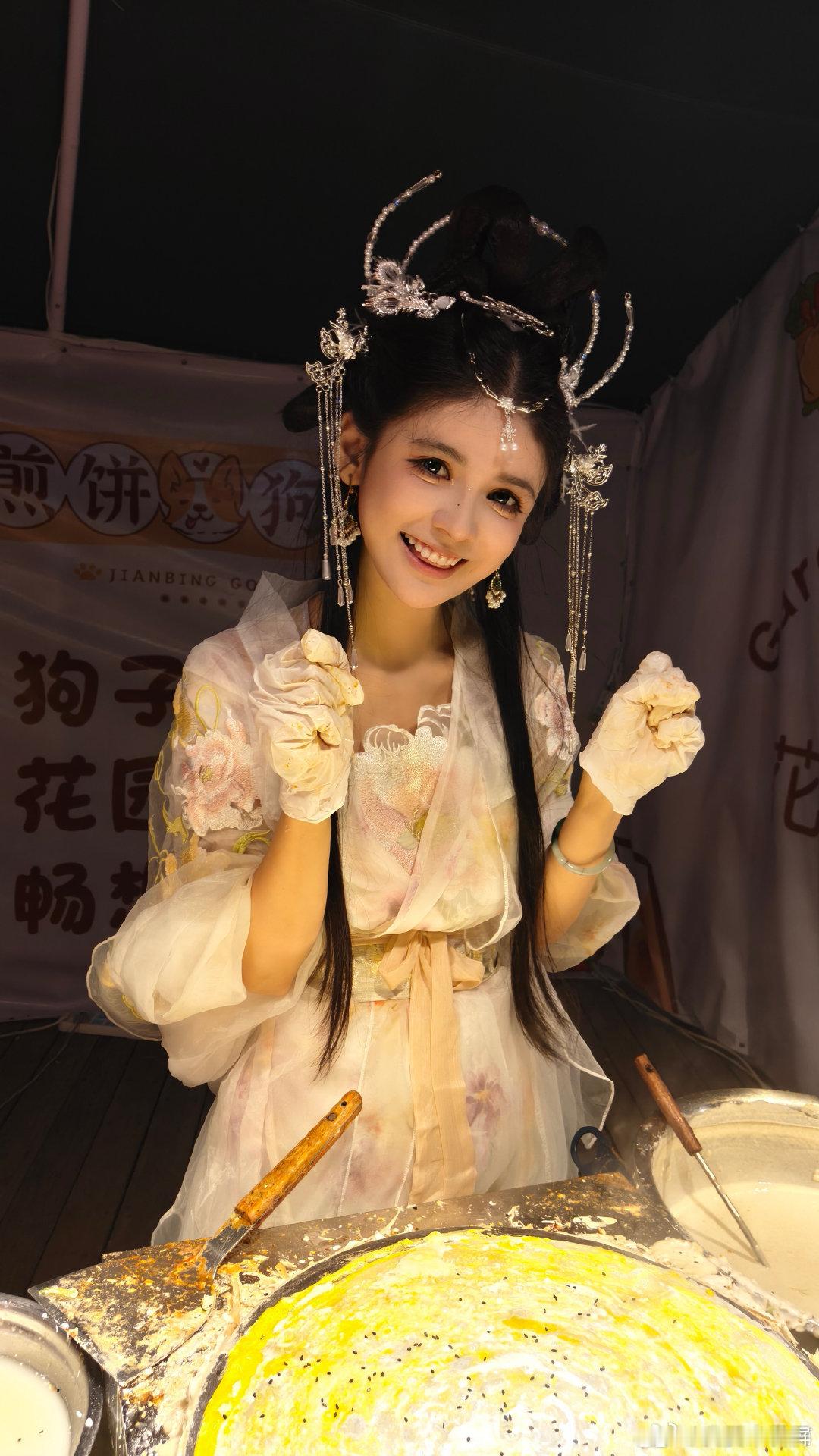 狗头萝莉回应卖煎饼被嘲笑 “3年了，我还在卖这个煎饼。为此，我感觉非常自豪。从一
