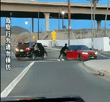 红车驾驶员还没从那阵猛烈撞击中缓过来，眼前一花，车头已经冲出了路面。
可他顾不上