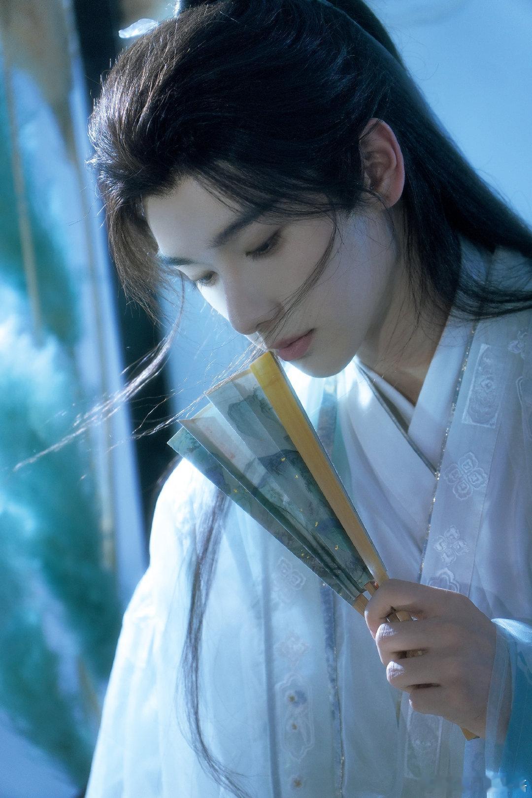  终于看到了 的古风造型，真是《何须问梦中事》这首歌，用现代R&B的节奏包裹古典