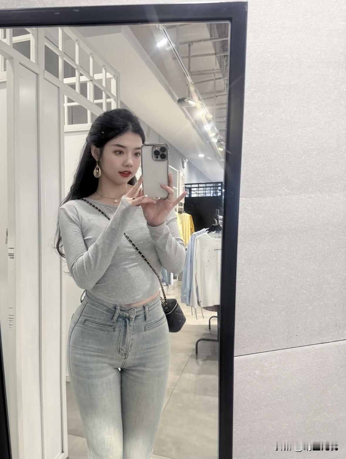 牛仔裤搭配什么样的上衣比较好看? 牛仔裤 低调耐看，是属于自己的氛围感浪漫