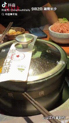 “笑不活了！”湖南长沙，一大一男生第一次打工，夫妻俩特意跑火锅店来支持儿子，本以