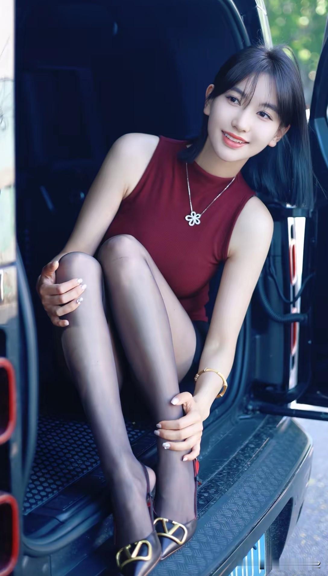 红衣美人倚车旁   笑语盈盈意自闲
