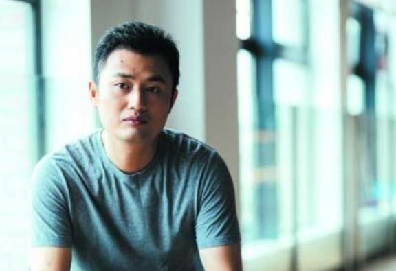 2015年，月薪仅5000元的陈磊，正在地铁上刷游戏，突然“叮铃”一声短信提醒：