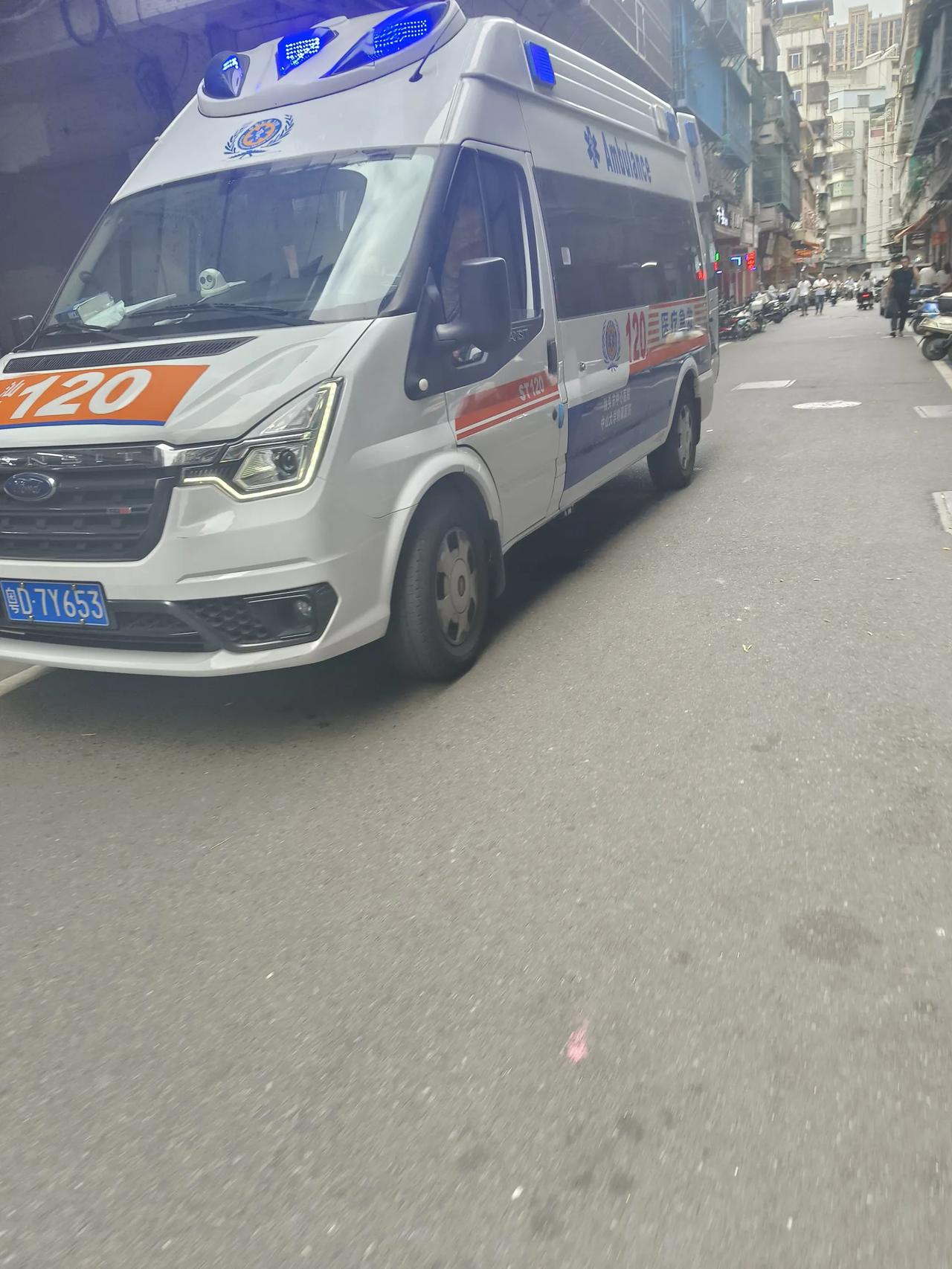 今天早上送儿子上班回来途中，看到我们巷子口停了一辆救护车，心里咯噔一下，是不是隔