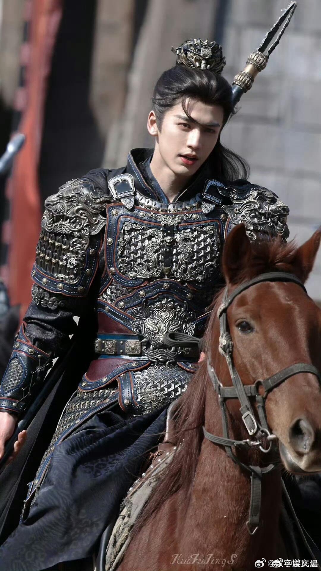 张凌赫少年将军的正确打开方式从剧情细节就能看出谢征的人品，落难时不卑不亢，有恩必