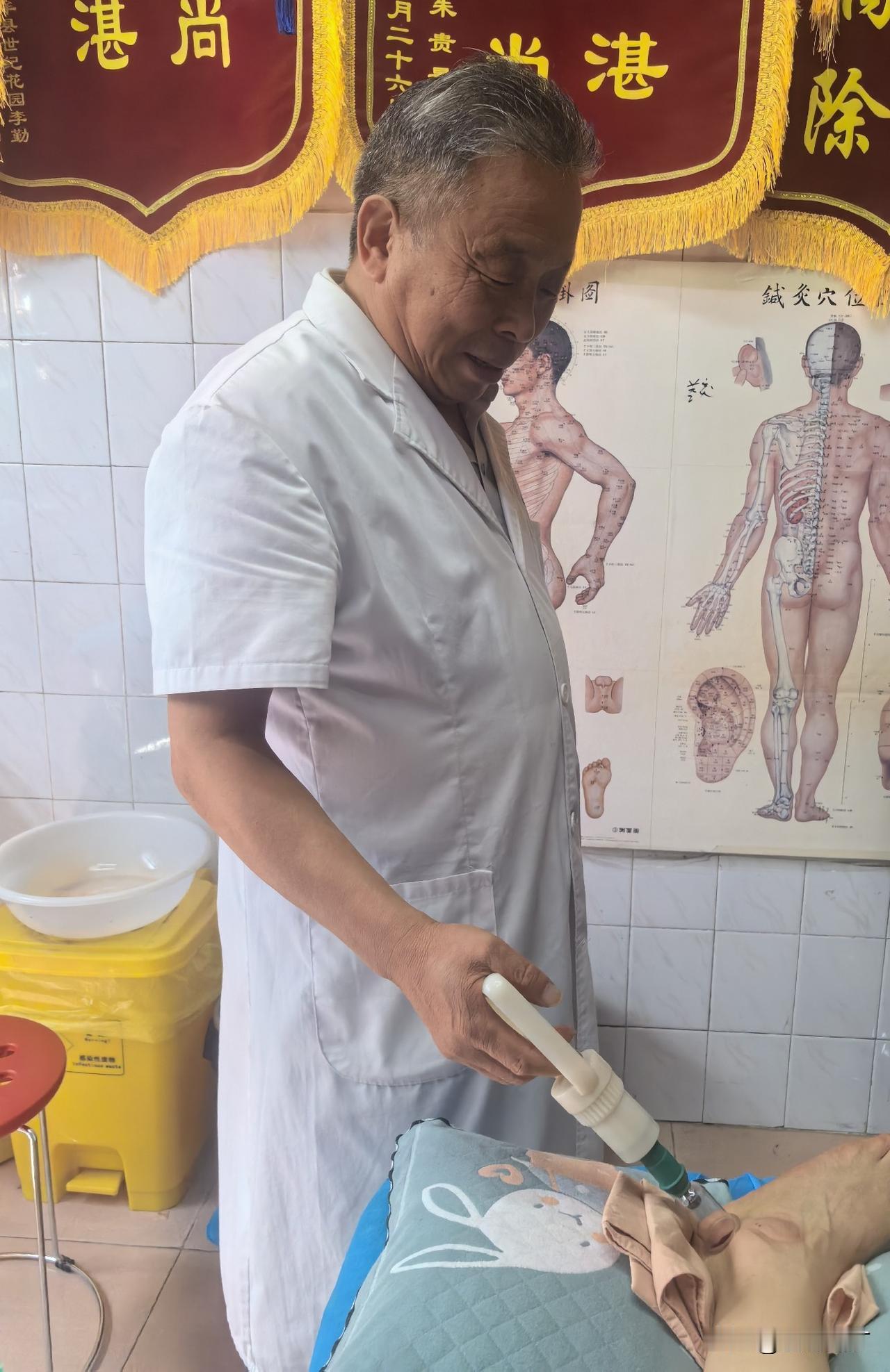 不亲身经历，是无法知道针灸有多神奇。

崴伤脚踝70多天了，还是肿。在孩子他爹的