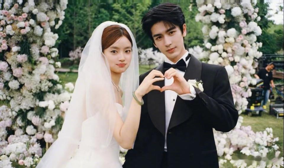 爱你一周年售后张凌赫徐若晗爱你播出一周年海报一整个回忆鲨疯窝！！张凌赫