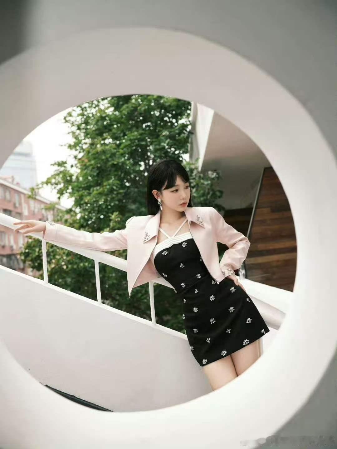 徐梦洁怎么又姐又妹的 徐梦洁也太有魅力啦！卷发造型下，萌妹模样超甜美，表情一变变