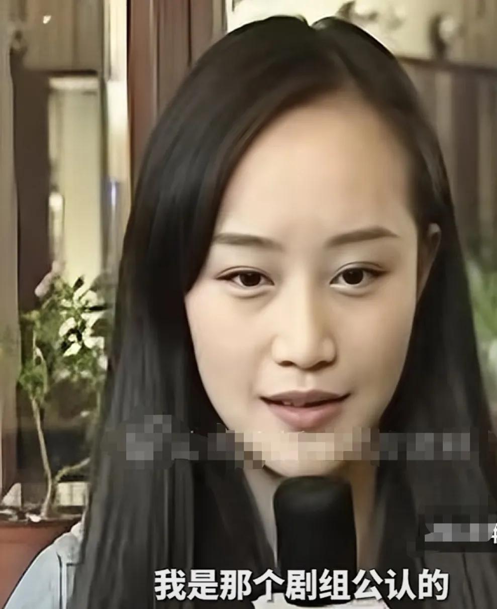 蓝盈莹：“我是那个剧组公认的破坏道具大王和吃货， 就有一场吃鸡腿的戏，我盯着那个