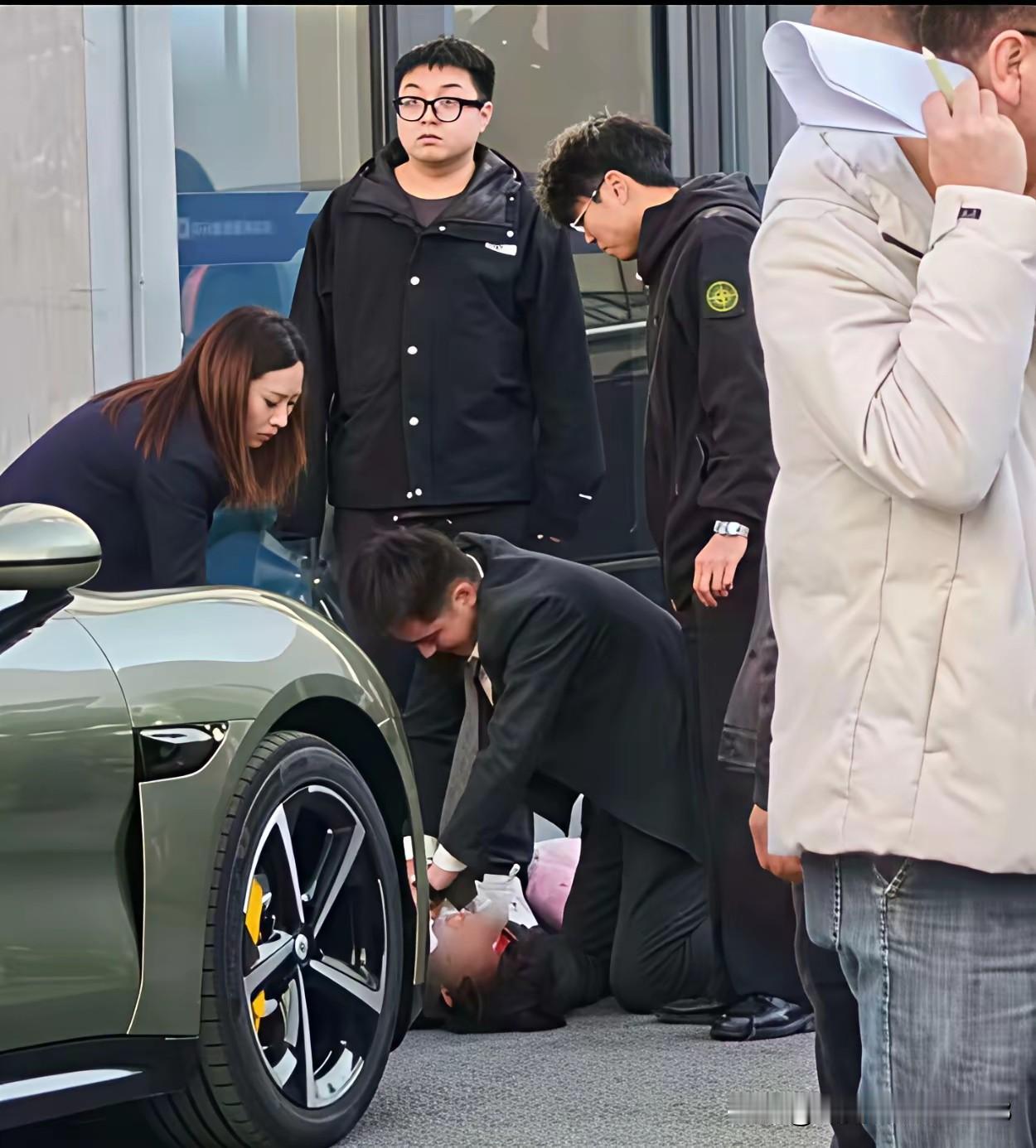 过于频发的车祸，让小米汽车的负面影响进一步加剧！
近日，在杭州一家小米汽车4S店