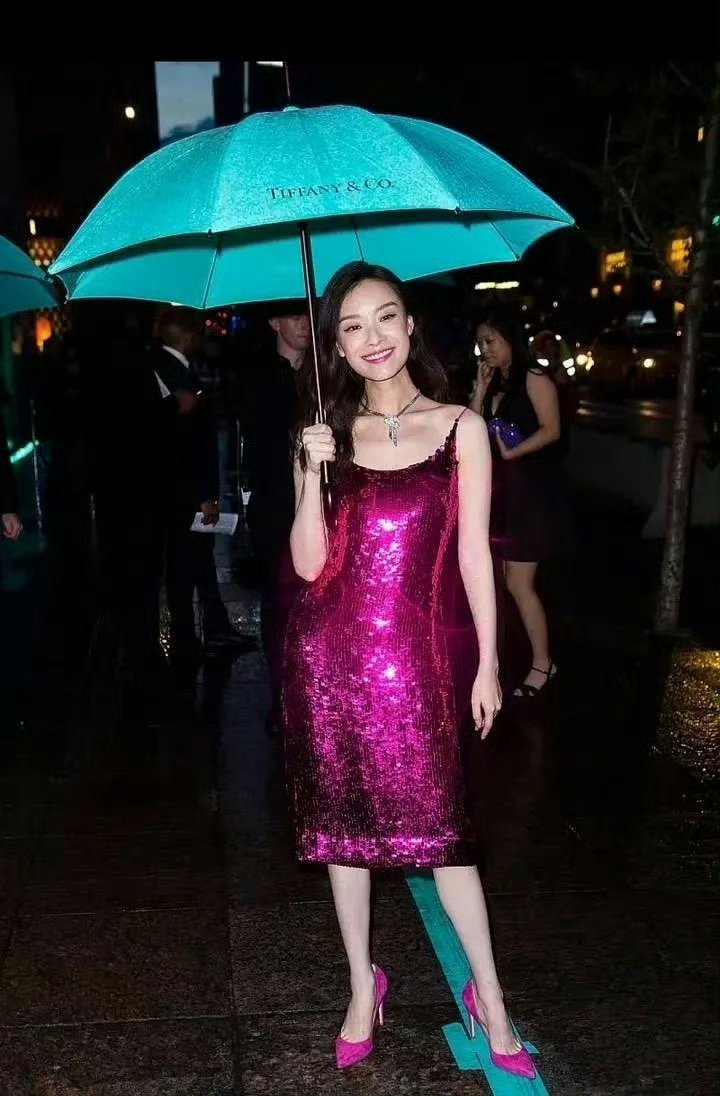 倪妮这衣服怎么还能变成两个颜色 