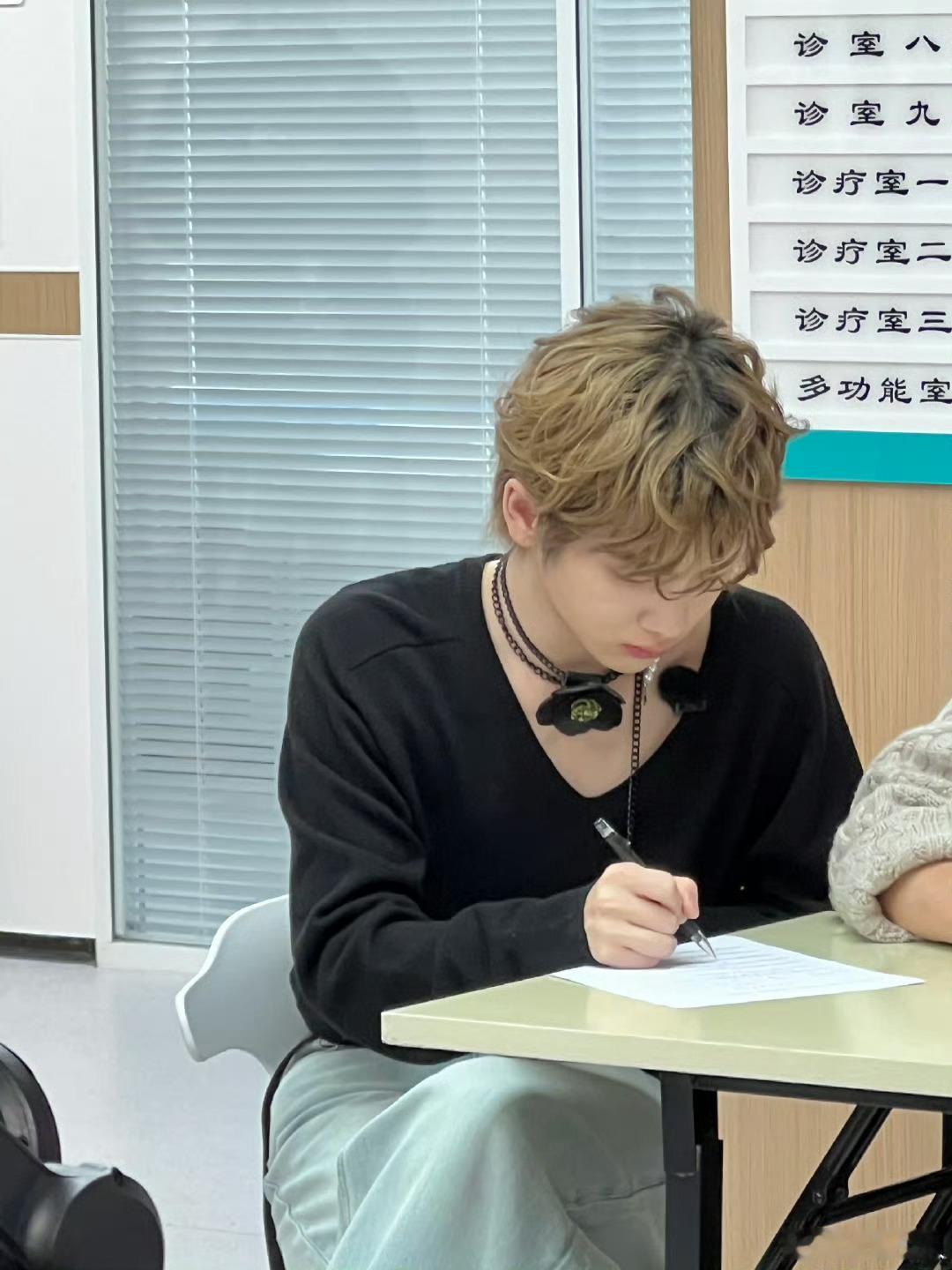 请周震南把V领焊在身上周震南好适合深v妆造啊[抓狂] ​​​