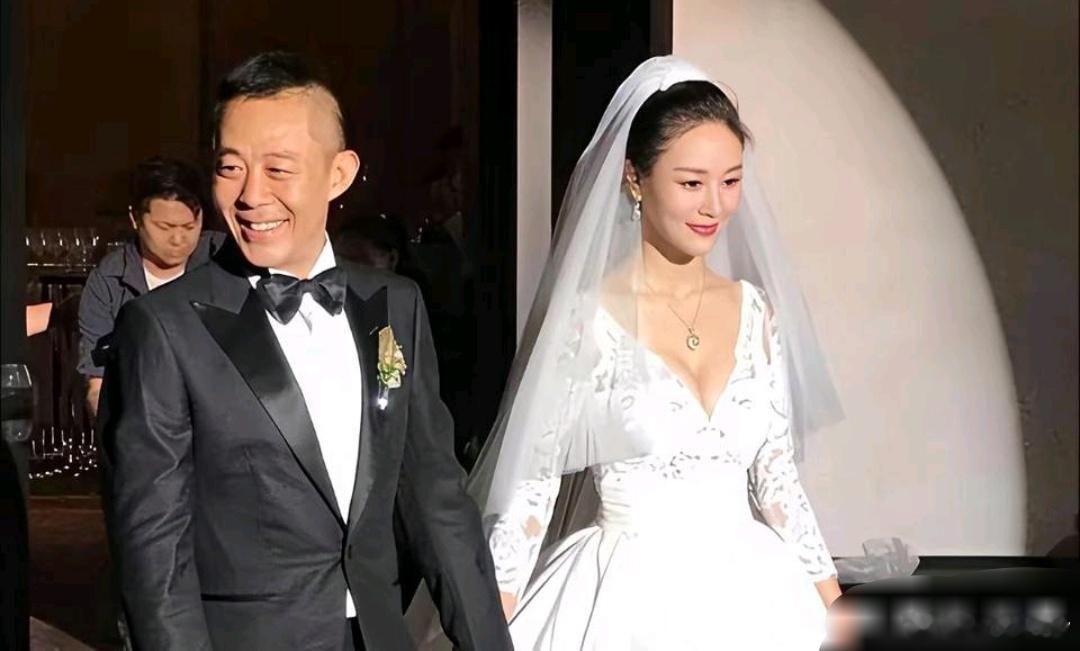 59岁的侯勇为什么一直换老婆？不是因为他长得特别帅，根本原因就是男性本色而已。 