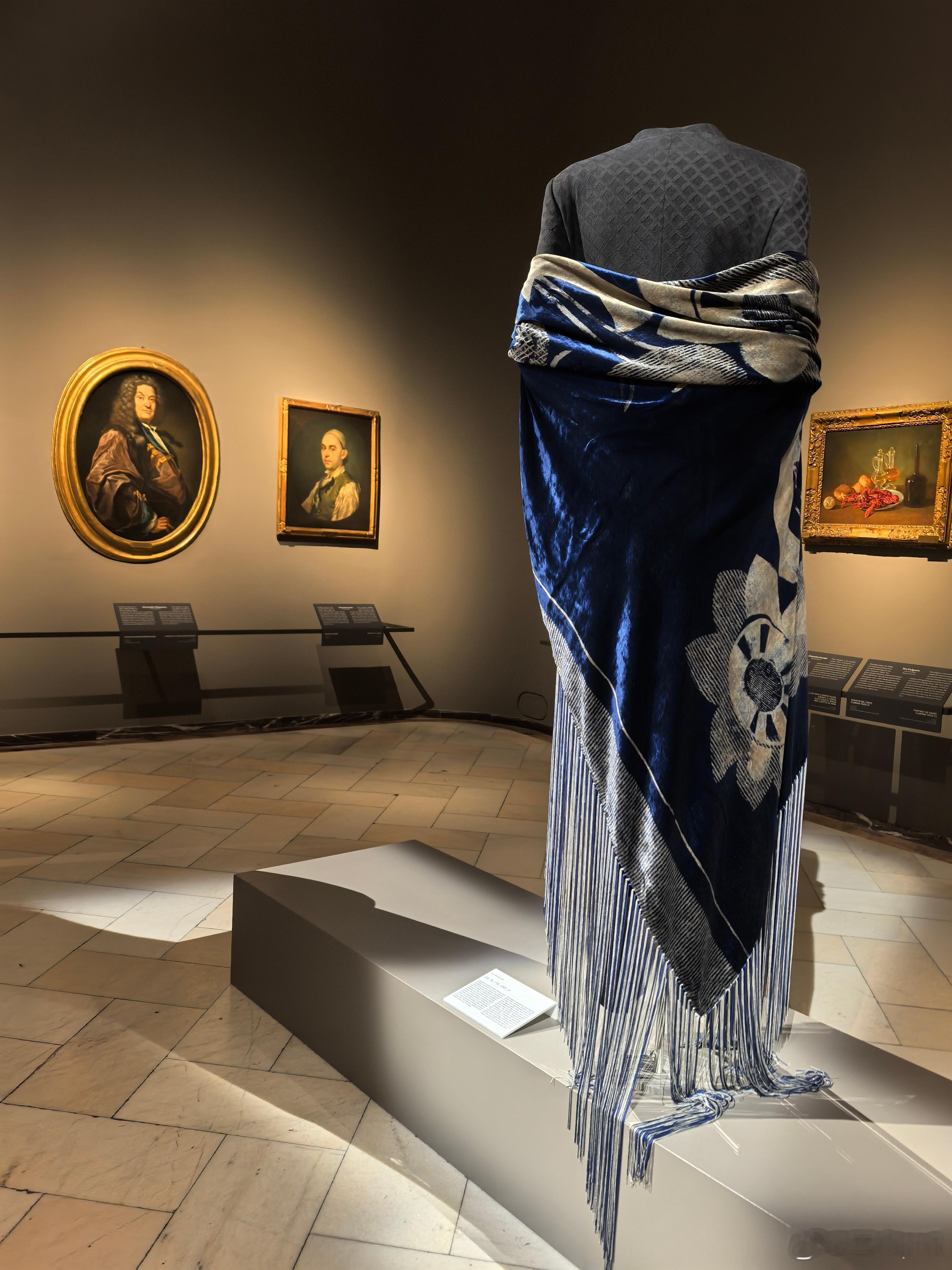 阿玛尼作品展，有一种令人屏住呼吸的静谧，以无与伦比的美告诉你：服饰是艺术的一部分