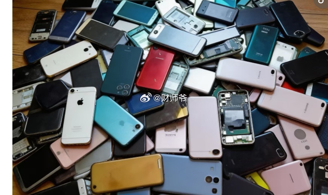 有新闻报道说，家里的废弃手机现在涨价了，原本只能卖一两百元一台的，现在都涨到50