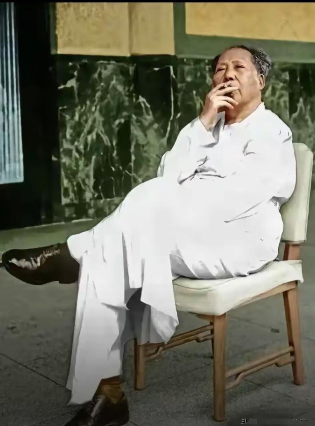 人民领袖领航，中国行稳致远
 
为什么中国能在风浪中稳步向前？为什么百姓日子越过