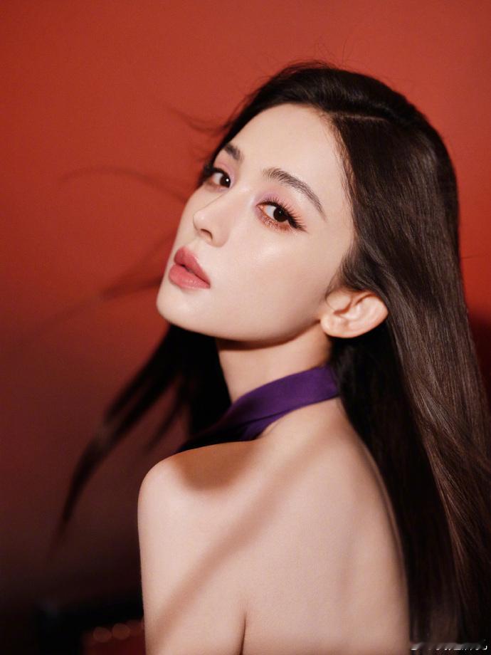 曝二字话题女星抢娜扎休息室 一场活动后台本来就有不少随机情况，女艺人们都要忙着换