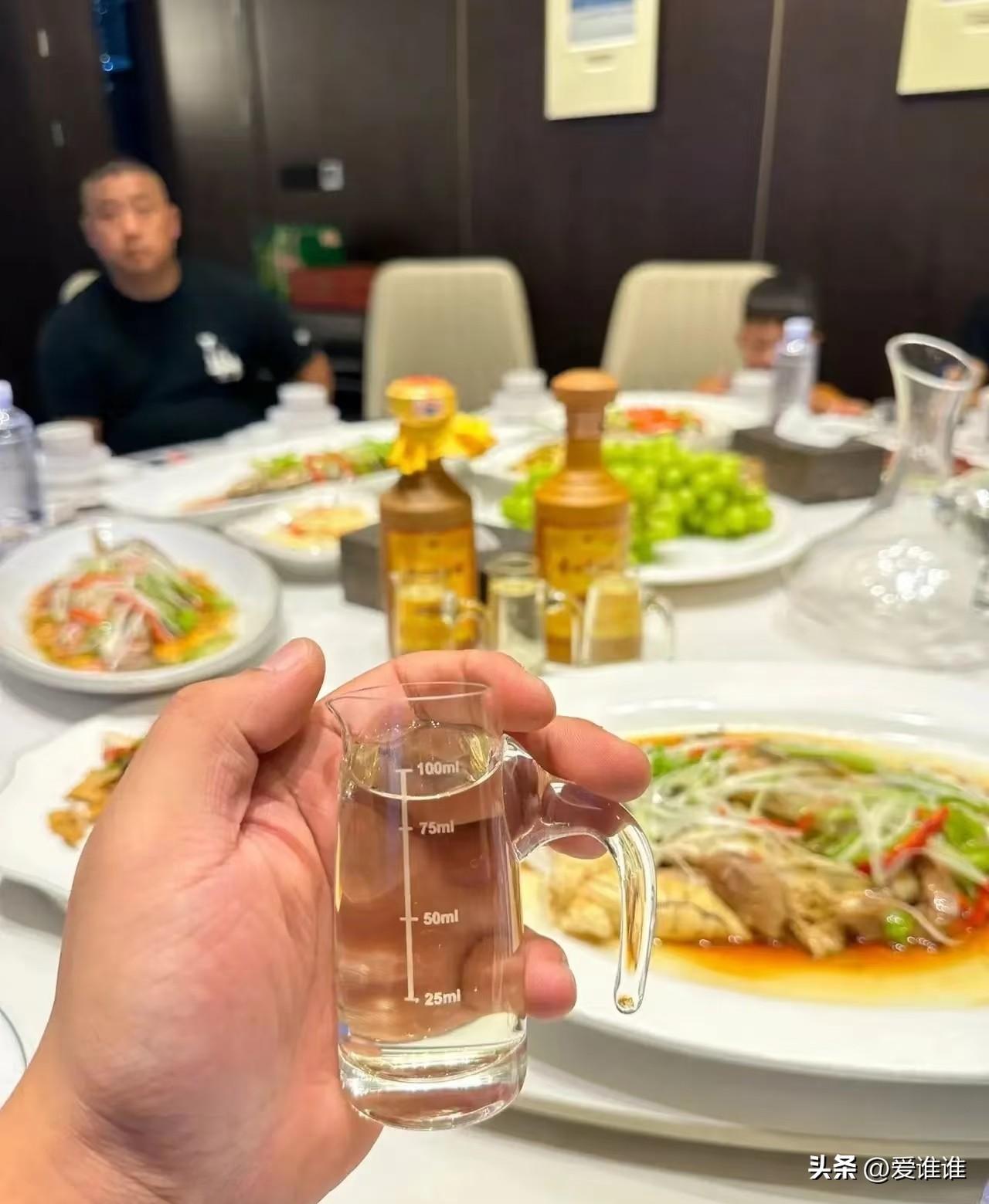 “悲剧！”18岁小伙同舅舅和叔叔一块聚餐，三人喝过酒后叔叔和舅舅把小伙送到酒店后