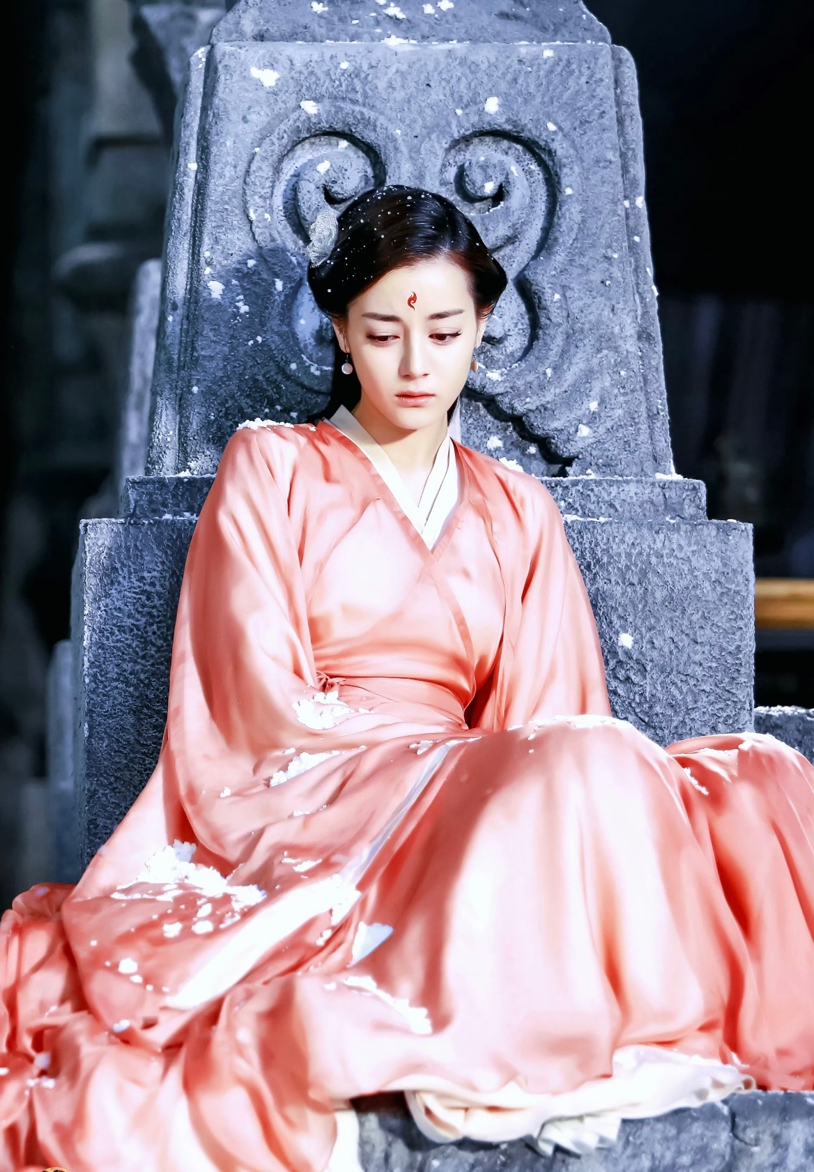 迪丽热巴直播捂肚强忍疼痛迪丽热巴在《三生三世十里桃花》中饰九尾红狐白凤九，灵动痴