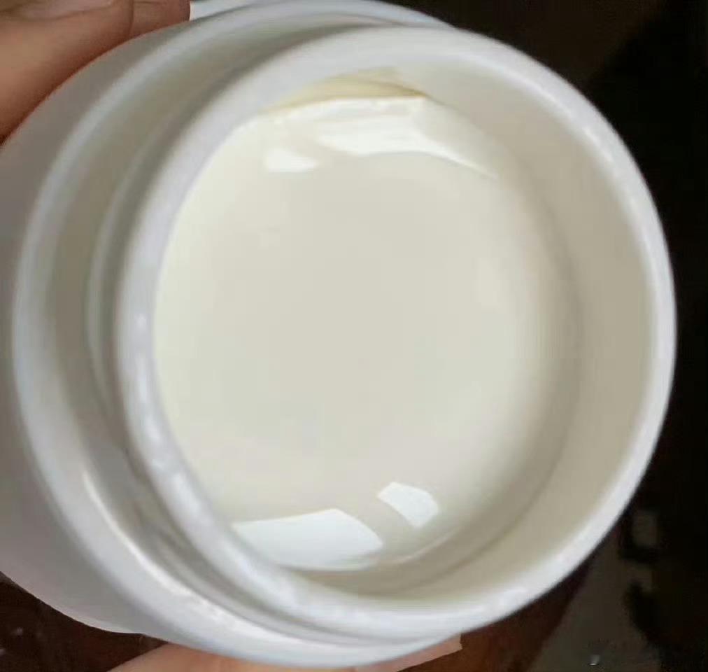 酸奶做成了。今天早餐家里有了烟火气，和先生一人一盘凉拌菜，每人一碗自制酸奶拌芒果