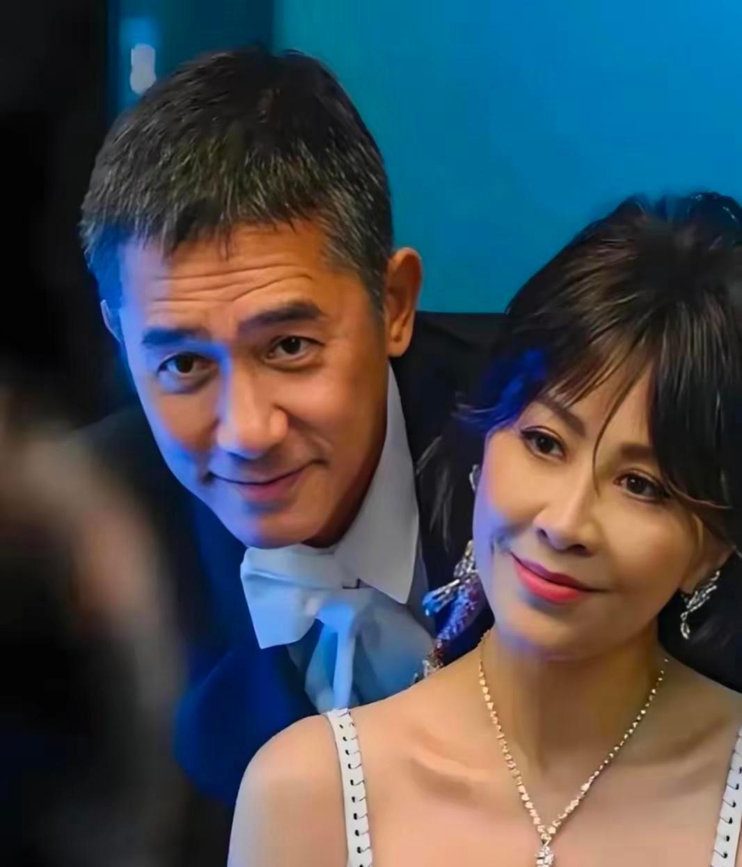 王家卫拍戏，不看剧本，听歌。
胡歌演阿宝，歌单32首，每首都钉在情绪的节骨眼上。