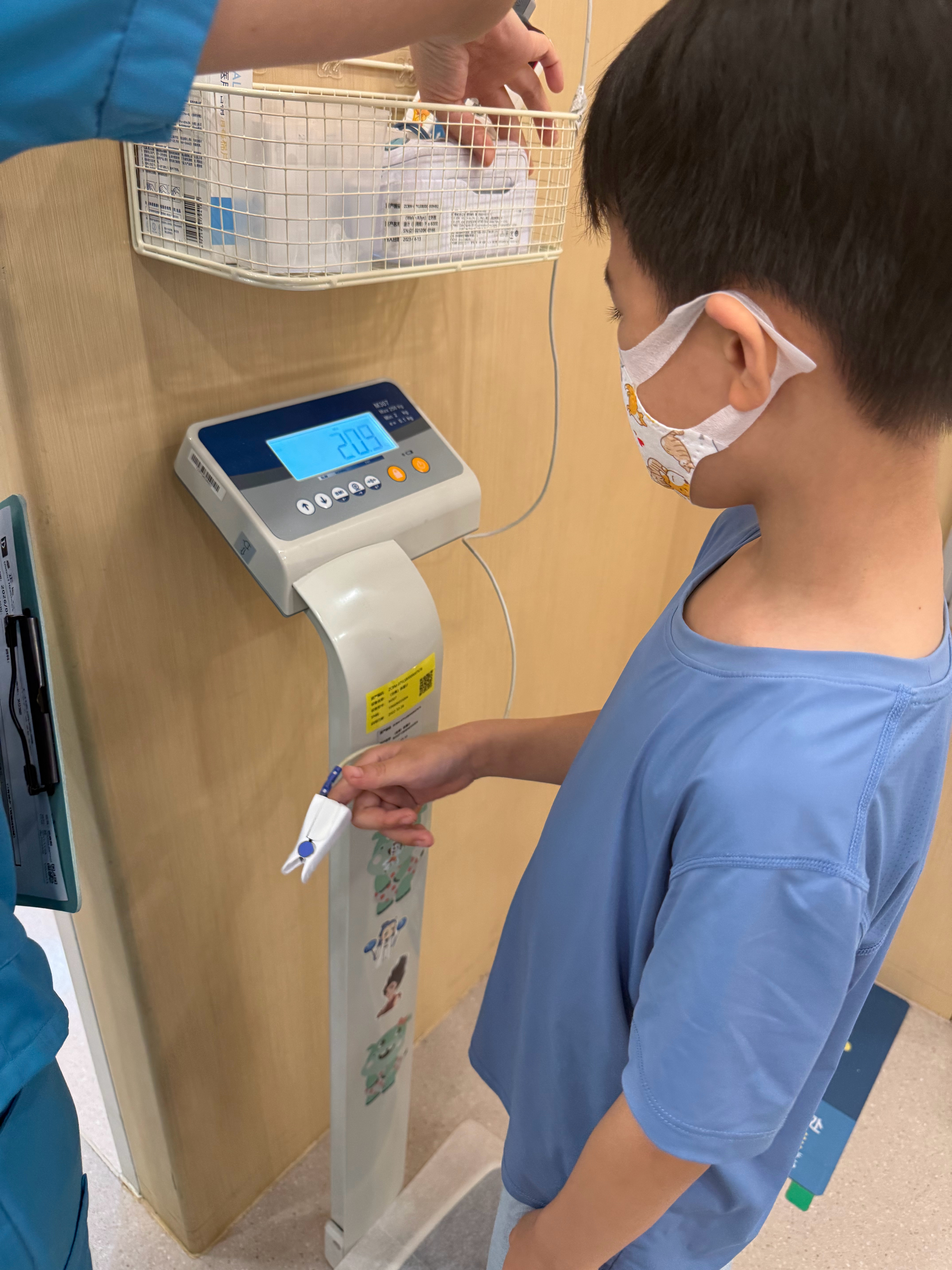 发烧了几天22kg变20.9kg，小脸都瘦了他看我打字喷一下药他说，你居然要给我
