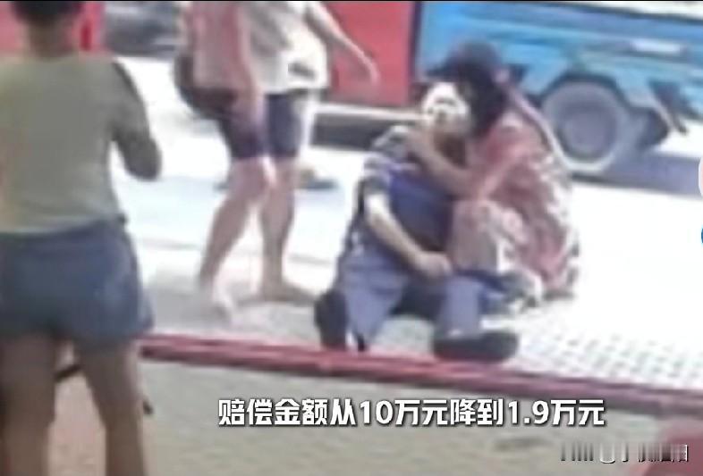 前段时间发生在湖南某地一家餐馆内的一件事，引发了全网关注。
一名大爷在某餐馆休息