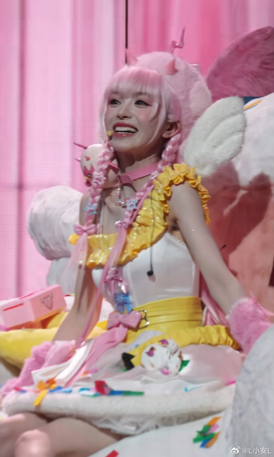 田曦薇蹦蹦跳跳上台被这个田曦薇小田妹妹美晕了，美萌美萌的永远元气满满，蹦蹦跳跳的