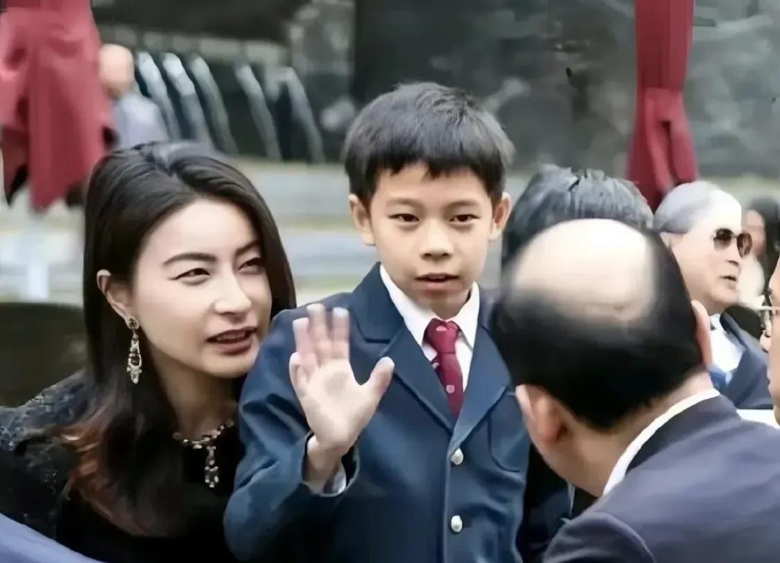 “豪门清流”郭晶晶，这教育孩子的方式，打脸了多少明星“豪门”！难怪霍启刚将她宠上