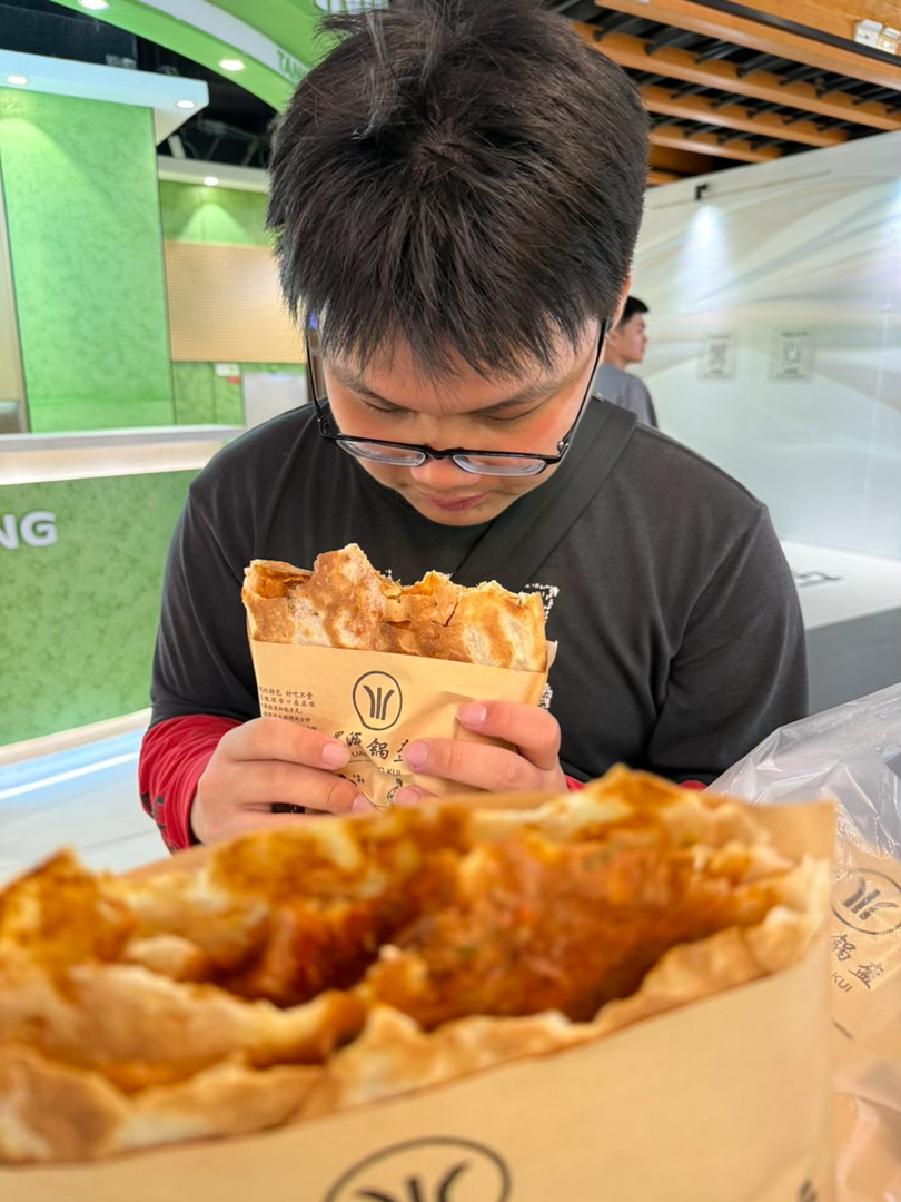 大哥心心念念很久的锅盔。咱直接跑店里来吃～ 