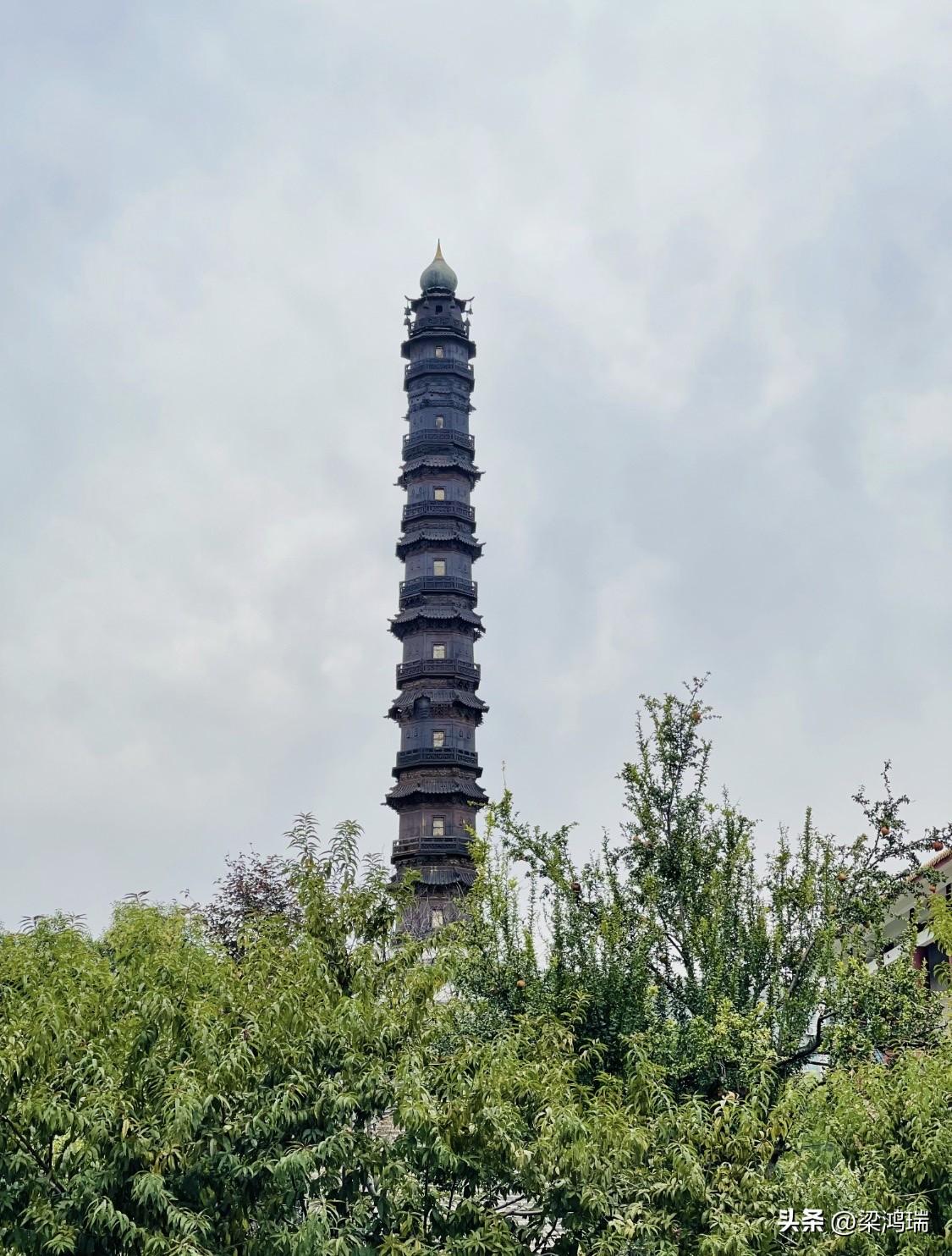 在山东省济宁市的市中心，矗立着一座堪称中国古建史上的“奇葩”——崇觉寺铁塔。它不
