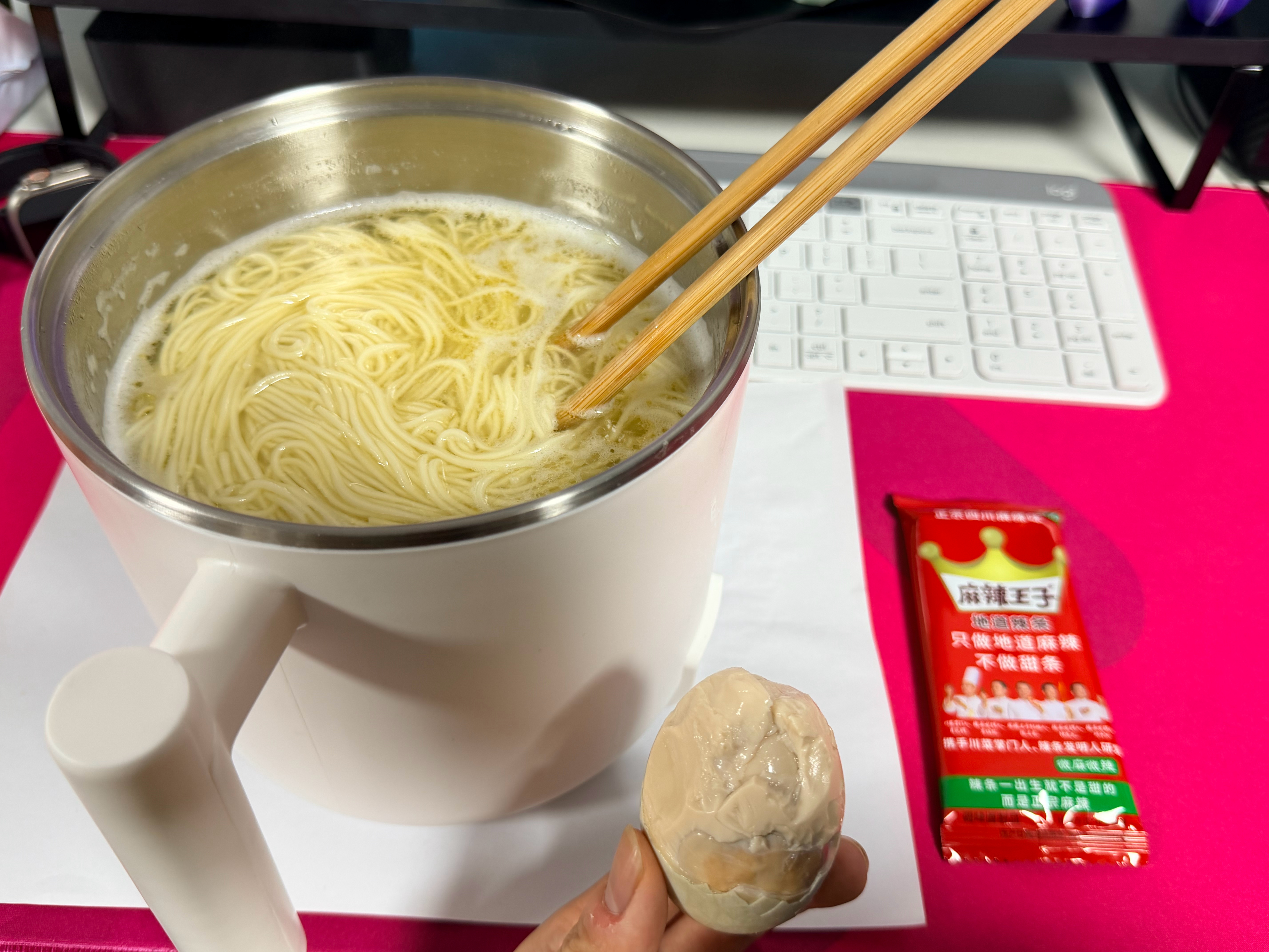 感觉因为没有及时回复私信消息错失了一些合作机会，所以小梦又把合作联系方式放在简介