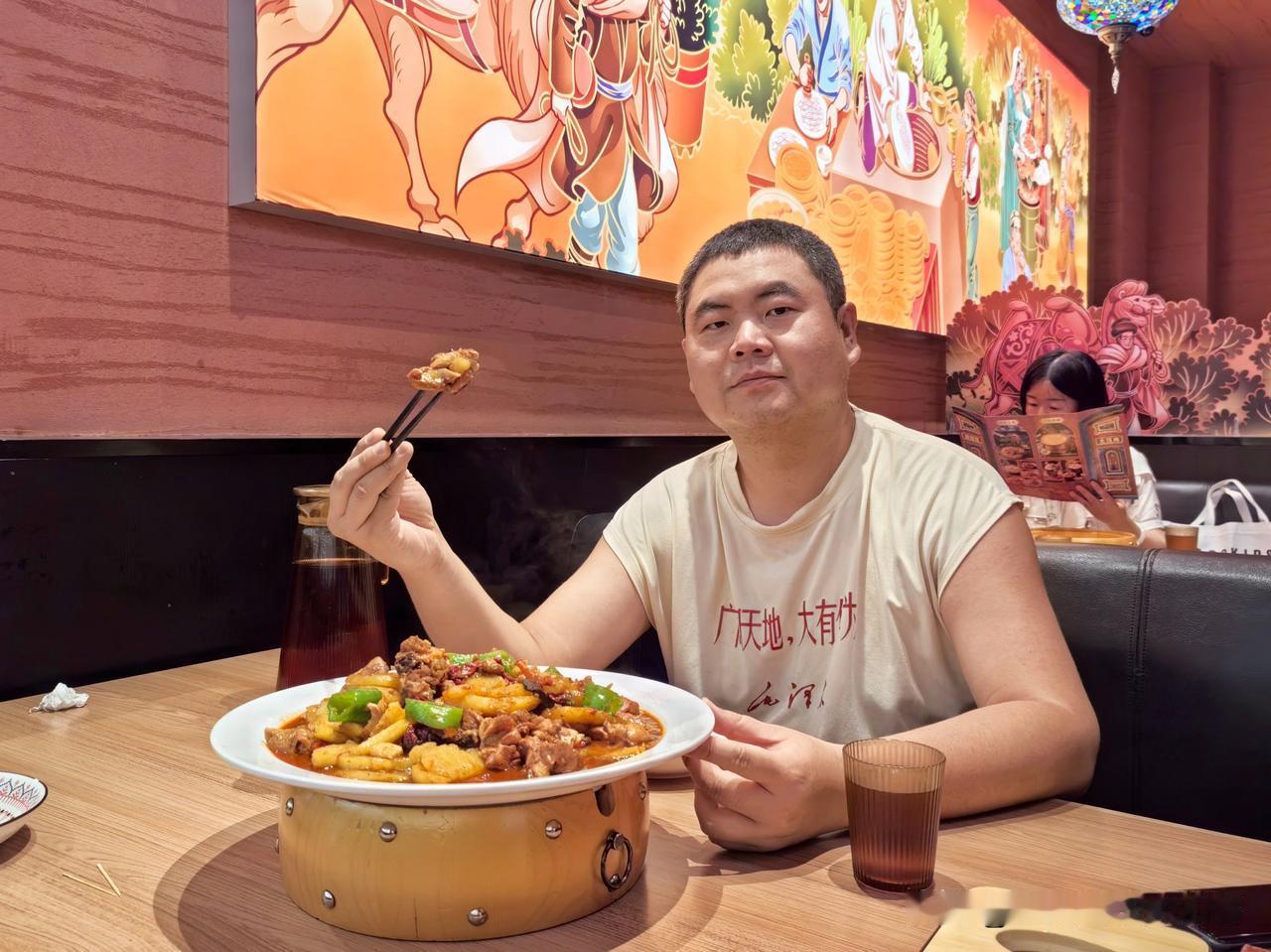 傍晚，在渭南市临渭万达广场，品尝土豆库新疆菜推出的60元大盘鸡。土豆块比鸡肉多，