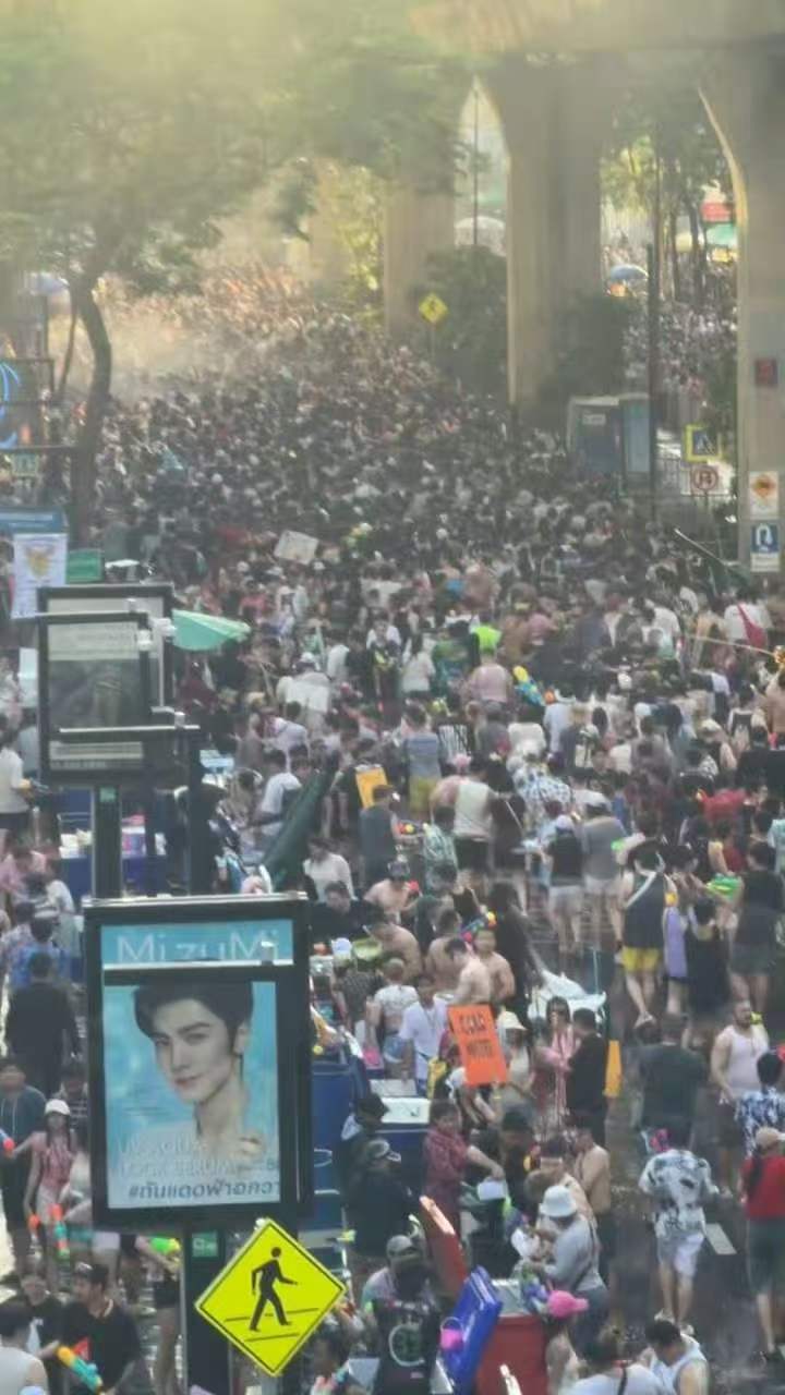 曼谷泼水节抬头全是陈哲远陈哲远海外影响力太能打，曼谷泼水节随处可见，妥妥的顶流实