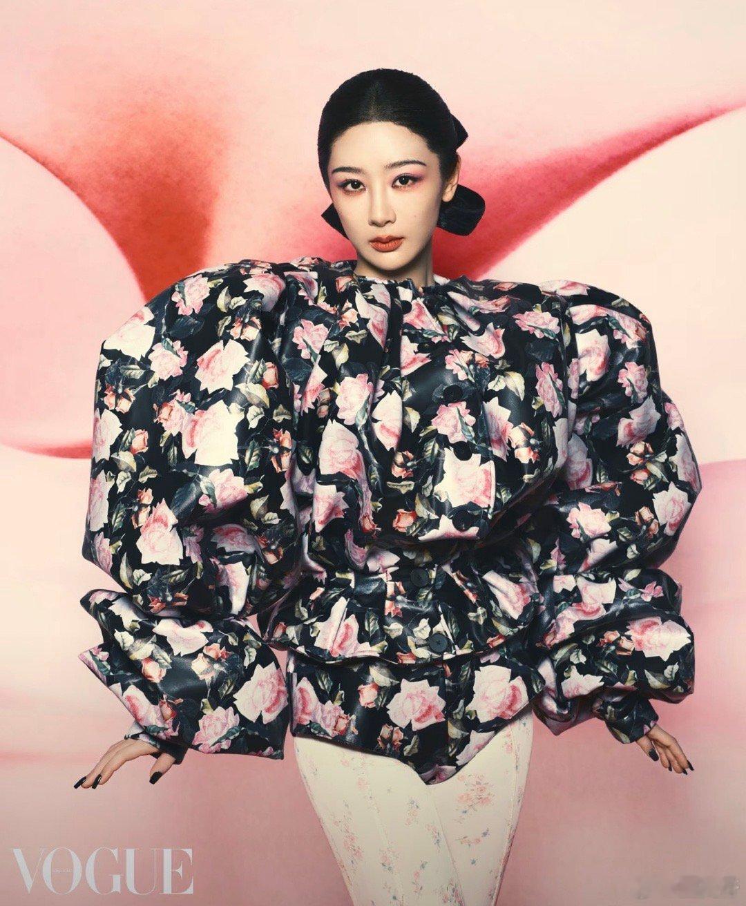 杨紫Vogue hk创刊以来第一位拥有出版实体单人封面的90后华语明星，不分男女