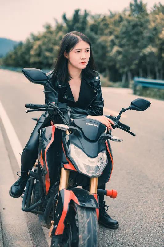 郑强教授曾言“张雪机车的赛道冠军比十块奥运金牌还值钱”，此言一出，在舆论场上激起