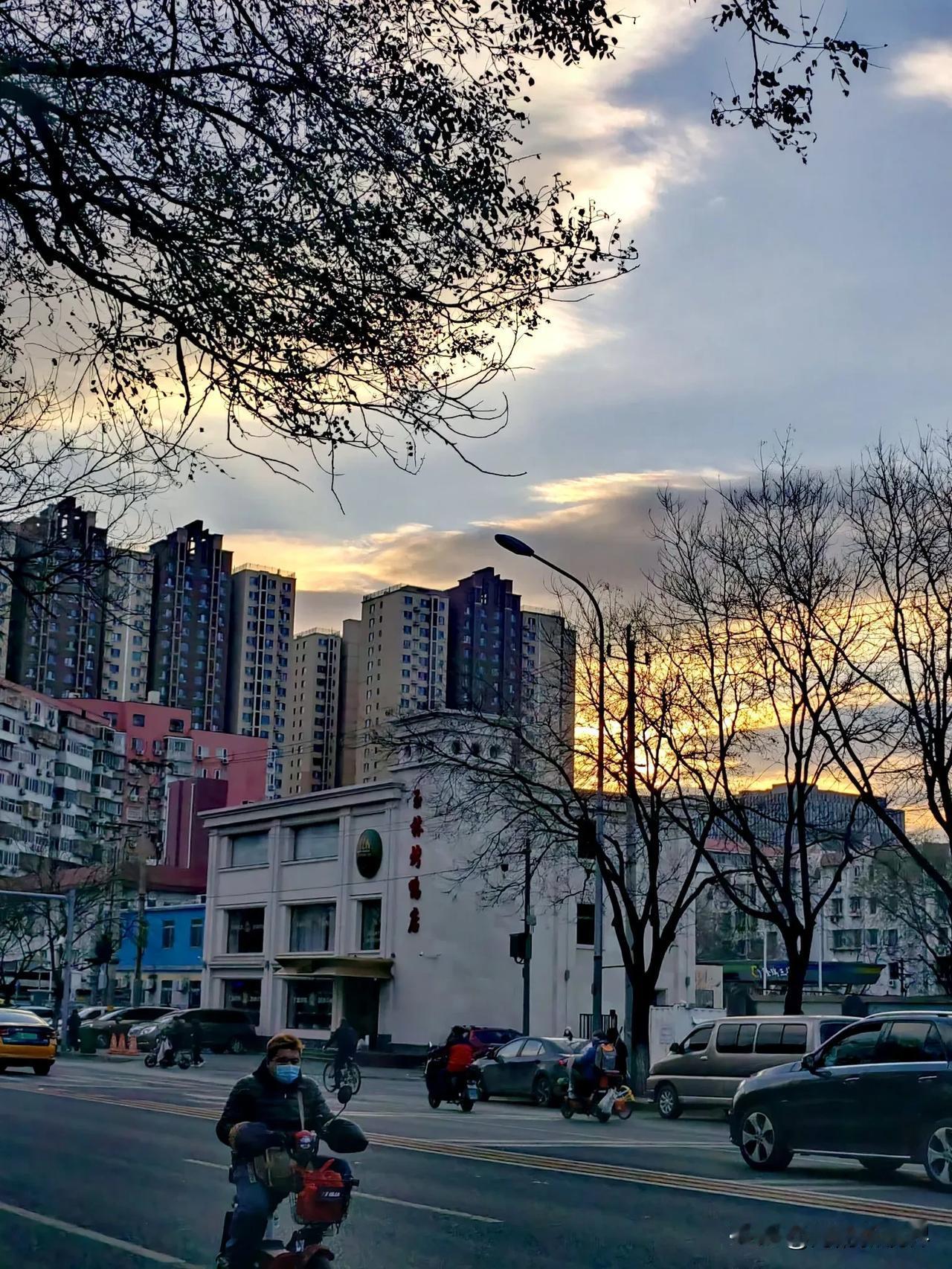 一个爹妈生的俩兄弟，性格咋就完全不同呢？

今天下午放学后，接了宝宝在小区里玩，