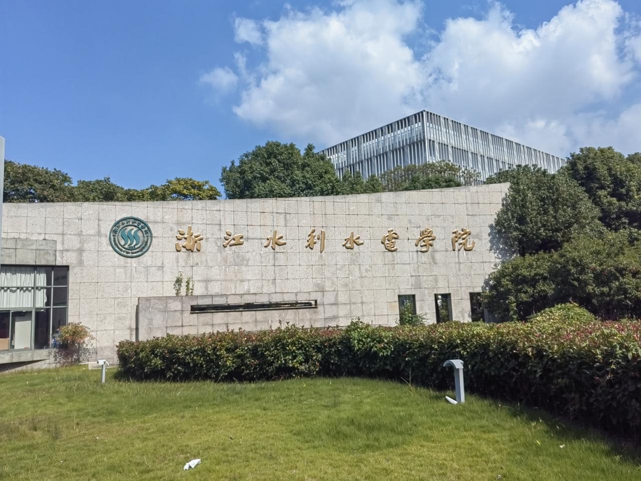 2025.10.25浙江水利水电学院注安考试，下午去酒店途中碰巧一路桂花清香怡人