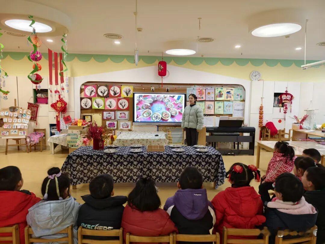 近日，汉中市幼儿园精心策划了一场充满烟火气息的“忆民俗 品年味”长桌宴活动，将“
