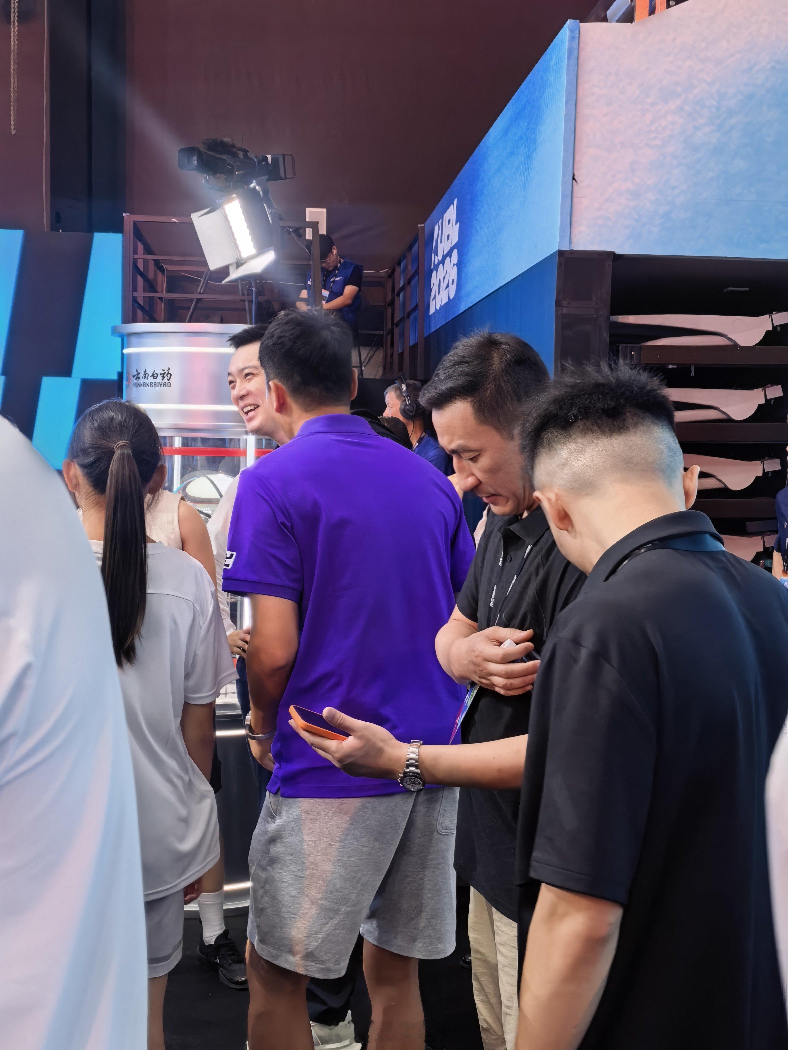 aubl2026 晚上揭幕战临近，大咖都来了。杨鸣指导见到云总：云总，这么兵强马
