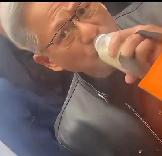 黄仁勋在北京，被路人投喂豆汁，他居然直接喝了，一点不防范！
谁喝谁知道那滋味，喝