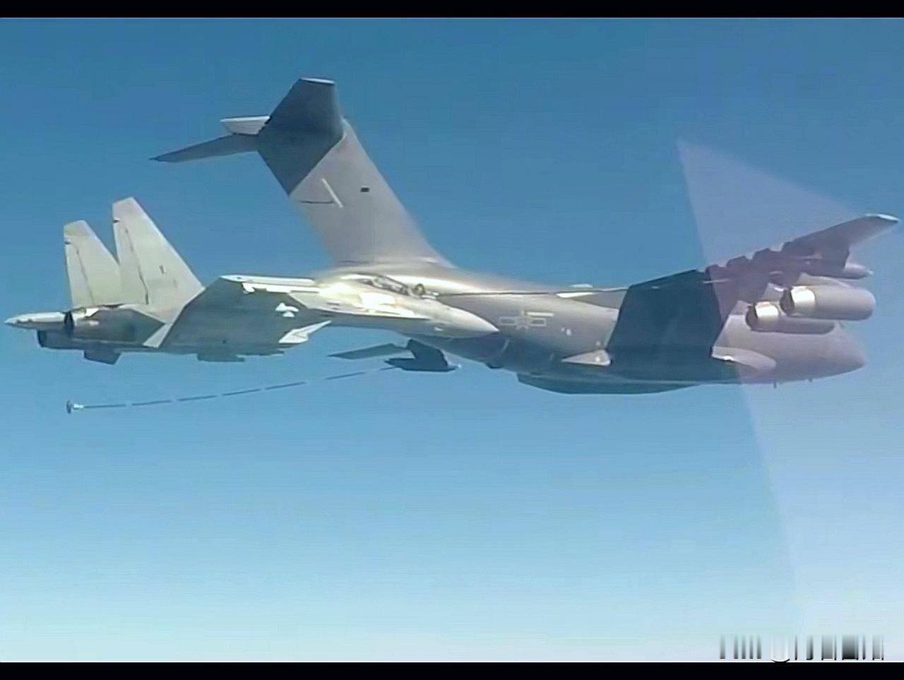 镜头若不拉远，便难以真切体会到战略运输机的宏大。歼 - 16已然够庞大了，可从远