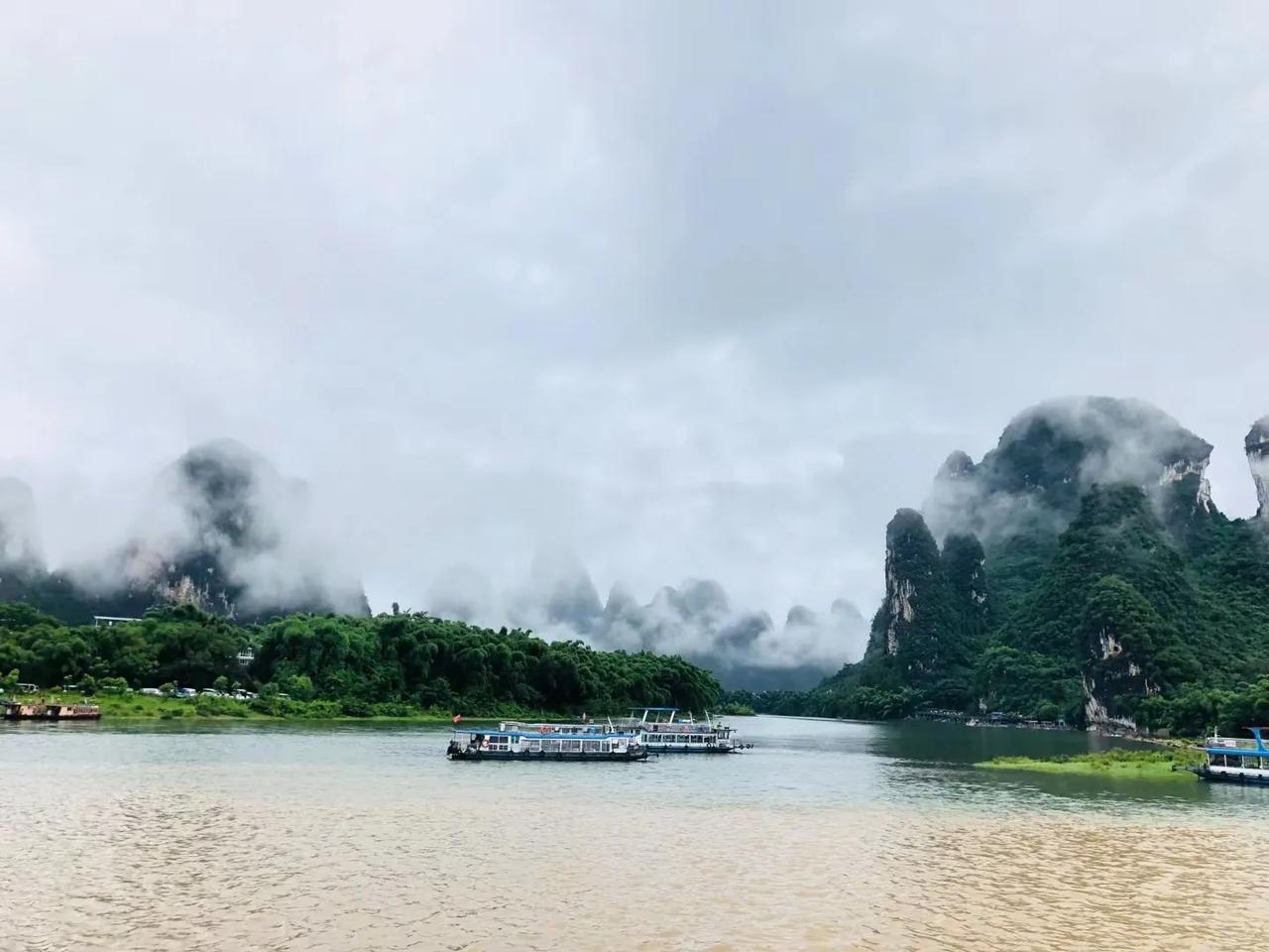 桂林山水是以桂林市为代表的中国旅游胜地之一，引得国内外游客趋之若鹜。桂林山水包含