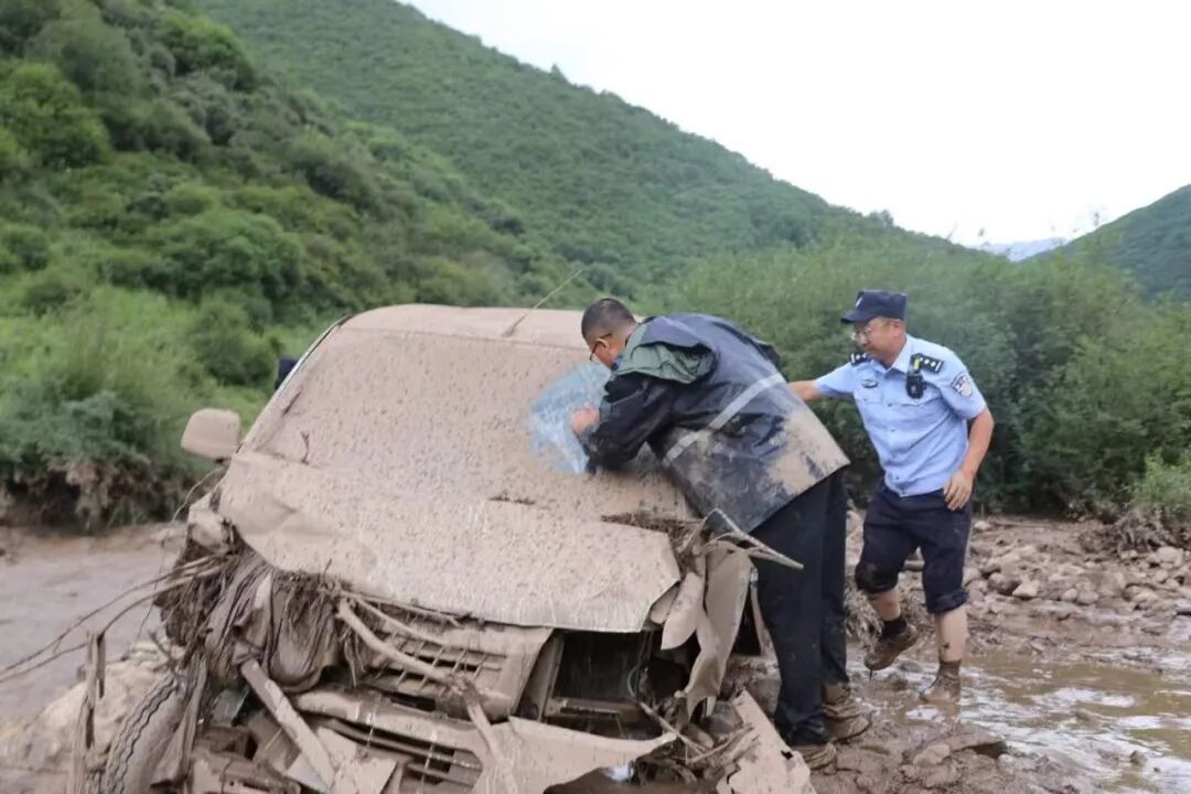 甘肃渭源山洪灾害已救出174人，公安机关出动300余人次参与应急救援