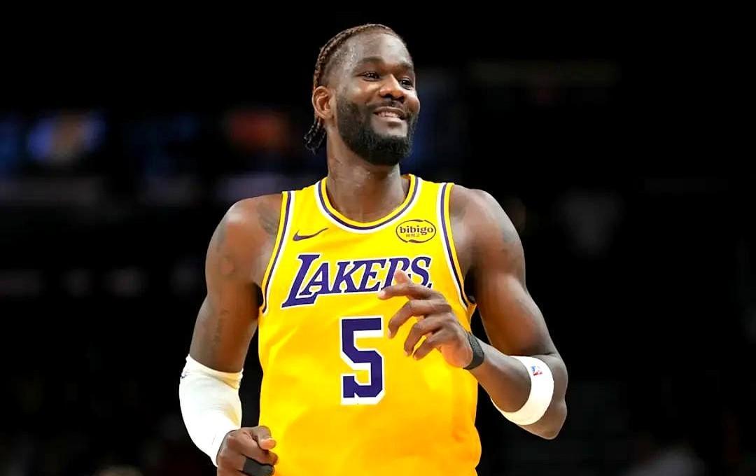 39岁的詹姆斯，在洛杉矶凌晨四点的训练馆里，正在对抗一支比太阳更可怕的球队。
他