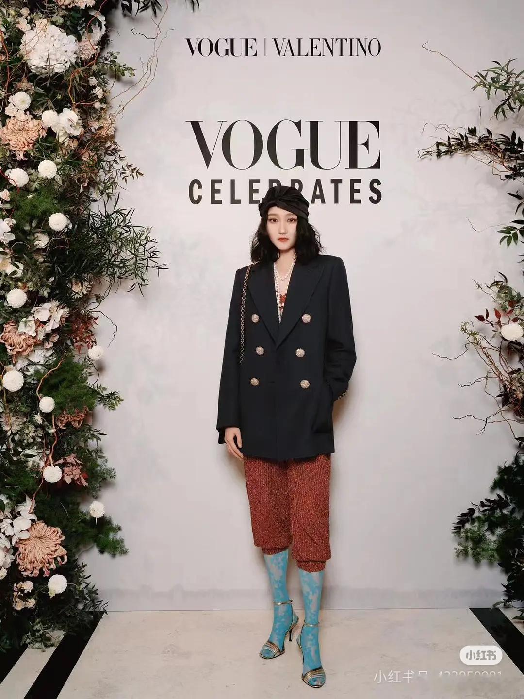 窝瓜和华伦的晚宴活动官博图，关晓彤和杨紫这造型好灾难…怎么感觉没一个好看的 ​​