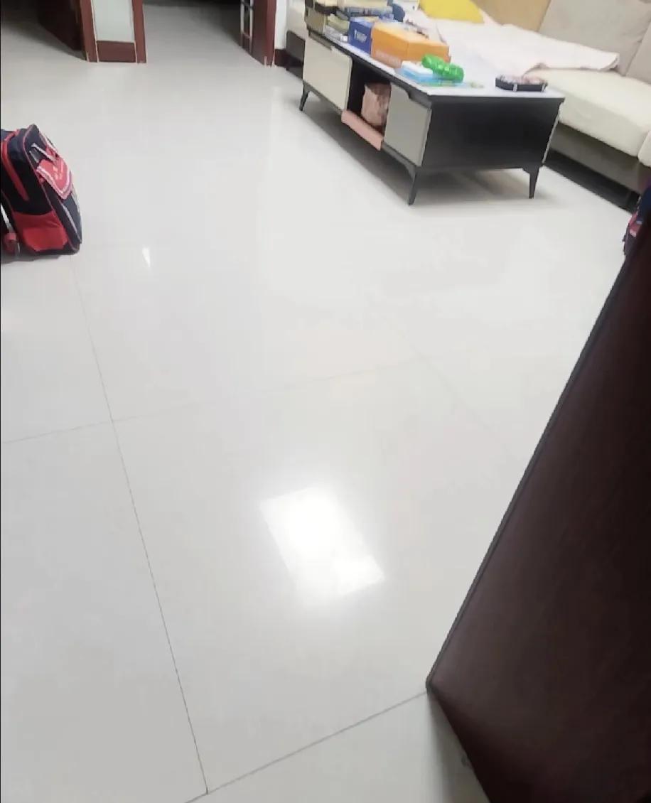 现在盯着这能当镜子的地砖，我脑壳都懵了——前天姑娘洗完澡忘穿的棉拖鞋，凭空蒸发了