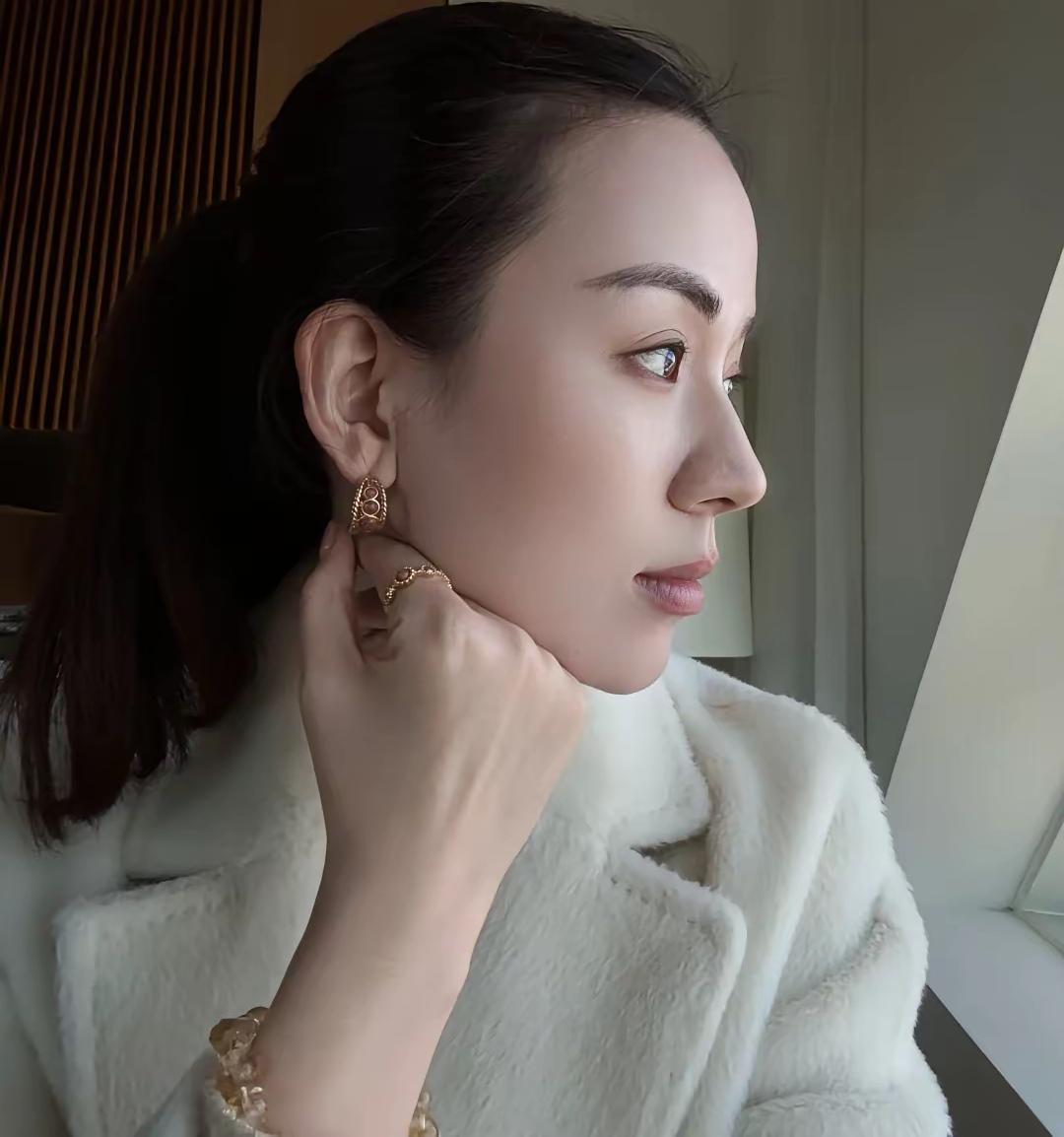 我们生而破碎，用活着来修修补补。